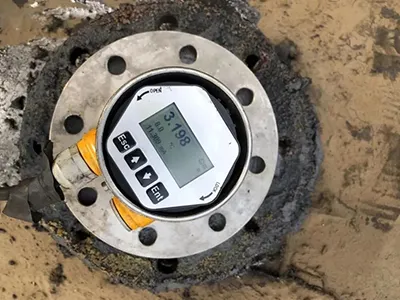 Transmisor de nivel por radar para la industria del betún asfáltico o bitumen