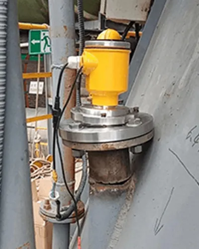 Transmisor de nivel por radar para la industria química