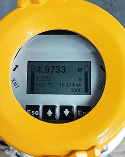 Transmisor de nivel por radar para la industria química