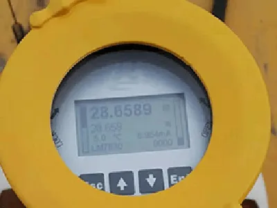 Transmisor de nivel por radar para la industria del acero