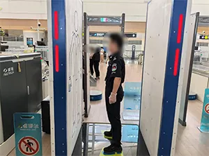 Escáner de seguridad de ondas milimétricas en el Aeropuerto Internacional Tianshan de Ürümqi
